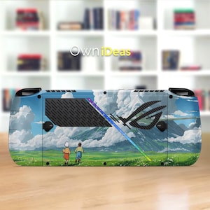 Puede incluir: Una funda personalizada para un dispositivo de juegos portátil que presenta un paisaje con dos figuras corriendo por un campo verde. El diseño incluye una cordillera, nubes y el logotipo ROG. La funda es azul, verde y blanca.