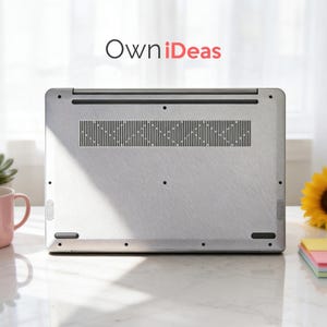 K&ouml;nnte beinhalten: Ein silberner Laptop mit dem Text "Own iDeas" auf wei&szlig;em Hintergrund. Die Unterseite des Laptops ist sichtbar und zeigt eine strukturierte Oberfl&auml;che, L&uuml;ftungsgitter und kleine schwarze F&uuml;&szlig;e. Der Laptop steht auf einer wei&szlig;en Oberfl&auml;che.