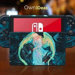 Może przedstawiać: Skórka na konsolę Nintendo Switch w kolorze turkusowym i czarnym z fantastyczną ilustracją skrzydlatej kobiety w białej sukni z czarnym smokiem. Skórka jest zaprojektowana tak, aby pasowała do konsoli Nintendo Switch i zawiera pasującą skórkę Joy-Con.
