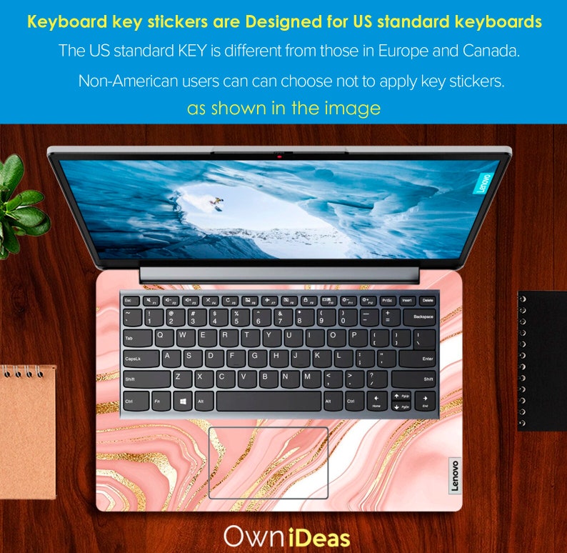 Puede incluir: Un ordenador port&aacute;til con una pegatina de teclado de m&aacute;rmol rosa y dorado. La pegatina tiene un dise&ntilde;o de m&aacute;rmol rosa y blanco en espiral con detalles dorados. El port&aacute;til est&aacute; cerrado y la pantalla muestra un cielo azul con nubes. El texto "Own iDeas" est&aacute; impreso debajo del port&aacute;til. El texto "Keyboard key stickers are Designed for US standard keyboards" est&aacute; impreso encima del port&aacute;til. El texto "The US standard KEY is different from those in Europe and Canada." est&aacute; impreso debajo del texto "Keyboard key stickers are Designed for US standard keyboards". El texto "Non-American users can can choose not to apply key stickers." est&aacute; impreso debajo del texto "The US standard KEY is different from those in Europe and Canada.". El texto "as shown in the image" est&aacute; impreso debajo del texto "Non-American users can can choose not to apply key stickers."