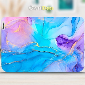 K&ouml;nnte beinhalten: Abstrakte Laptop-Haut mit einem blauen, violetten und rosa Marmormuster mit goldenen Akzenten. Die Haut hat das Wort "Lenovo" auf der linken Seite aufgedruckt. Die Haut ist von der Marke "OwnIdeas".