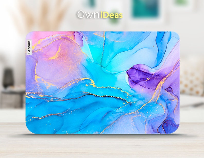 K&ouml;nnte beinhalten: Abstrakte Laptop-Haut mit einem blauen, violetten und rosa Marmormuster mit goldenen Akzenten. Die Haut hat das Wort "Lenovo" auf der linken Seite aufgedruckt. Die Haut ist von der Marke "OwnIdeas".