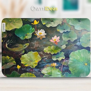 Puede incluir: Una piel para port&aacute;til con una pintura colorida de nen&uacute;fares y un pez nadando en un estanque. El fondo es azul oscuro con nen&uacute;fares verdes y flores blancas y rosas. El texto "OwnIdeas" est&aacute; impreso en la parte superior central de la piel.