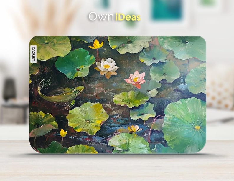 Puede incluir: Una piel para port&aacute;til con una pintura colorida de nen&uacute;fares y un pez nadando en un estanque. El fondo es azul oscuro con nen&uacute;fares verdes y flores blancas y rosas. El texto "OwnIdeas" est&aacute; impreso en la parte superior central de la piel.