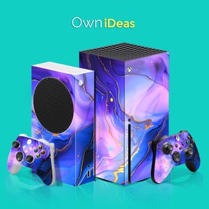 Puede incluir: Dos consolas Xbox Series X con diseños personalizados. Las consolas son negras con un diseño de mármol morado y azul con detalles dorados. El diseño es abstracto y se asemeja a mármol líquido. Las consolas están una al lado de la otra y hay dos mandos a juego a cada lado de las consolas. Los mandos también son negros con el mismo diseño de mármol morado y azul con detalles dorados. El texto "OwnIdeas" está en la parte superior de la imagen.