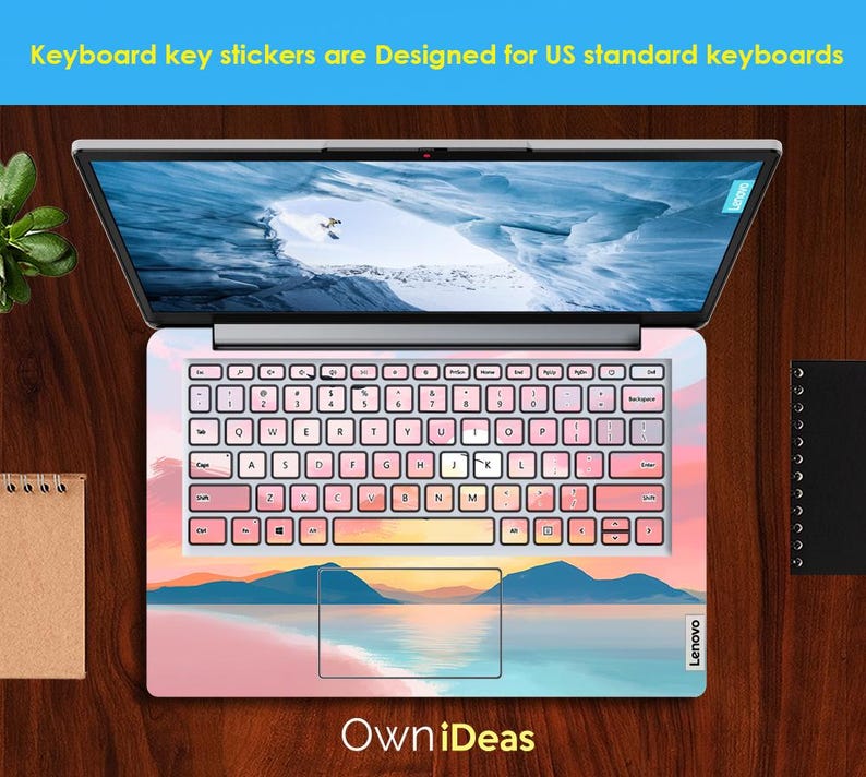 Op de afbeelding: Laptop toetsenbord stickers met een landschapsontwerp in roze, blauwe en gele tinten. De toetsenbordtoetsen zijn wit met zwarte letters. De tekst bovenaan luidt "Keyboard key stickers are Designed for US standard keyboards."