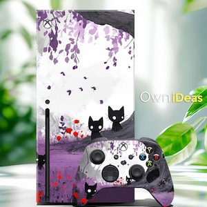 Könnte beinhalten: Ein Xbox Series X Konsolen- und Controller-Skin mit einem skurrilen Design. Das Kunstwerk zeigt schwarze Katzen-Silhouetten, violettes Laub und rote Blumen vor einem weißen und violetten Hintergrund. Der Controller hat ein passendes Design mit dem Xbox-Logo.
