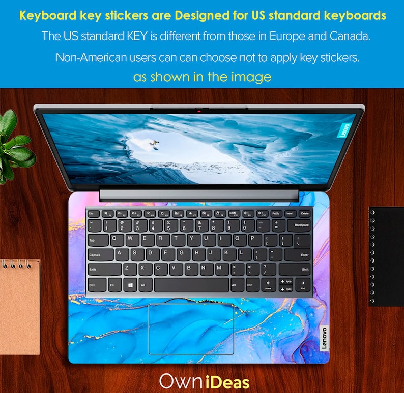 K&ouml;nnte beinhalten: Ein Laptop mit einem blauen, rosa und goldenen Marmorsticker f&uuml;r die Tastatur. Der Sticker hat ein Design, das an Aquarell erinnert. Der Laptop ist ge&ouml;ffnet und auf dem Bildschirm ist eine schneebedeckte Berglandschaft zu sehen. Der Text "OwniDeas" ist unter dem Laptop sichtbar.