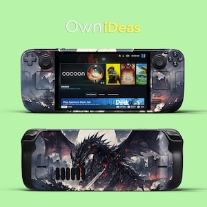 Könnte beinhalten: Handheld-Spielkonsole mit einem individuellen Skin mit einem Drachendesign. Die Oberseite der Konsole zeigt einen Bildschirm mit Spieletiteln und dem Text "Cocoon". Der Skin hat ein dunkles Farbschema mit einer Drachenillustration auf der Rückseite.