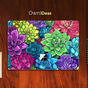 Puede incluir: Una piel para portátil colorida con un patrón floral vibrante en varios tonos de verde, morado, azul, rosa y rojo. El diseño presenta una variedad de plantas suculentas, incluyendo echeveria, aloe vera y sedum.