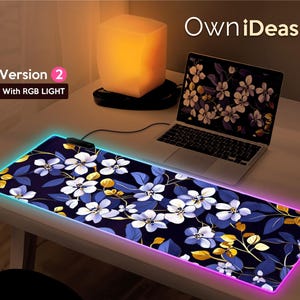 Lila Schreibtischmatte Bürozubehör Individuelles Kleines Blumenmuster Personalisierte Büro-Mauspad Großes RGB-Lichtpad Übergroße Schreibtischmatte