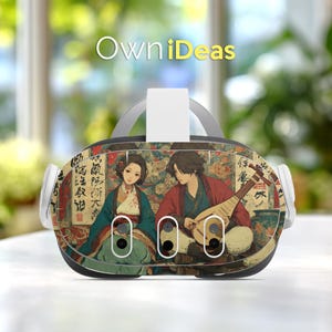 Puede incluir: Auriculares de realidad virtual con un diseño decorativo que presenta a una pareja con vestimenta asiática tradicional, tocando un instrumento musical. Los auriculares tienen una correa blanca y el texto "OwniDeas" en dorado.