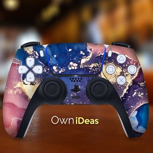 Könnte beinhalten: Ein individuell gestalteter PlayStation 5-Controller mit einem abstrakten Marmormuster in Blau, Rosa und Gold. Der Controller verfügt über das PlayStation-Logo und die Tasten.