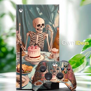 Op de afbeelding: Een zwarte Xbox Series X console- en controller skin met een skelet dat aan een tafel zit met een roze en witte taart, een glas wijn en andere etenswaren. De achtergrond is een blauw en groen schilderij.