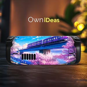 Puede incluir: Un mando de videojuego negro y morado con un diseño de anime colorido que presenta un tren viajando a través de un bosque de cerezos en flor. El diseño incluye el texto "OwnIdeas".