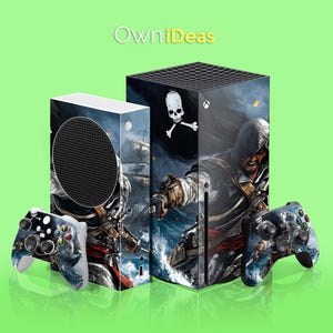 Może przedstawiać: Czarno-biała skórka na konsolę do gier wideo przedstawiająca postać pirata z czaszką i skrzyżowanymi kośćmi. Skórka jest przeznaczona do konsoli Xbox Series X. Na zdjęciu widoczny jest również czarno-biały kontroler do gier wideo z dopasowanym wzorem.