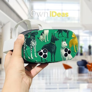 以下が含まれることがあります： さまざまな犬種が描かれた緑色のカバーが付いたVRヘッドセット。ヘッドセットには白いストラップと「OwniDeas」の文字が入っています。犬はさまざまな色とポーズで描かれています。