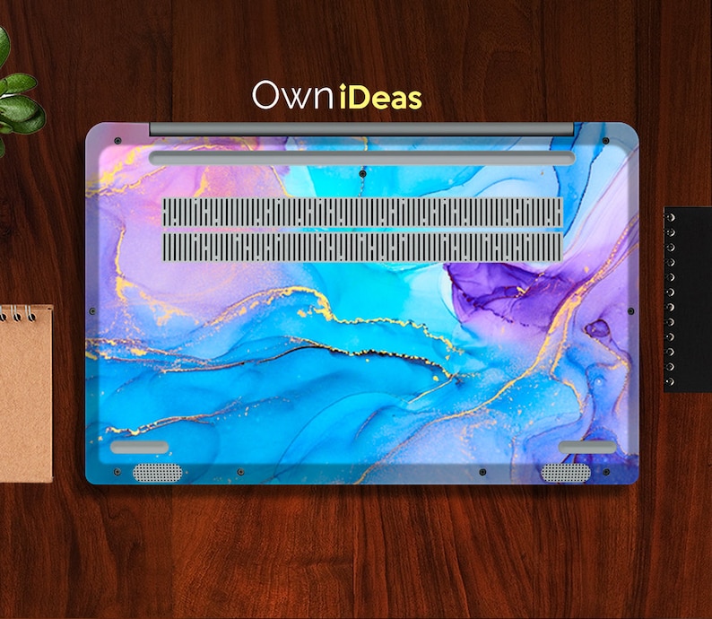 K&ouml;nnte beinhalten: Eine Laptop-Haut mit einem abstrakten Design in Blau, Lila und Gold. Das Design zeigt wirbelnde Muster und goldene Glitzer-Akzente. Die Haut ist aus strapazierf&auml;higem Material gefertigt und soll Ihren Laptop vor Kratzern und Abnutzung sch&uuml;tzen.