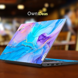 K&ouml;nnte beinhalten: Ein Laptop mit einem farbenfrohen abstrakten Design auf dem Deckel. Das Design zeigt blaue, violette und goldene Farben mit einem marmorartigen Effekt. Der Laptop ist geschlossen und das Lenovo-Logo ist auf dem Deckel sichtbar.