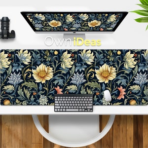 Puede incluir: Un tapete de escritorio negro y blanco con estampado floral con un teclado negro y un ratón blanco encima. El tapete de escritorio tiene un fondo azul oscuro con flores blancas y amarillas.