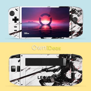 Könnte beinhalten: Weiß-schwarze Lenovo Legion Handheld-Gaming-Konsolen-Skin. Die Vorderseite zeigt einen Bildschirm mit einer Sonnenuntergangsszene und einem kreisförmigen Design. Die Rückseite hat eine schwarz-weiße Grafik eines Kriegers. Der Text "Lenovo Legion" ist sichtbar.