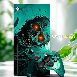 Könnte beinhalten: Eine grüne und schwarze Xbox Series X Konsolen- und Controller-Haut mit einem Zombie mit leuchtend roten Augen. Die Haut hat ein dunkles, gruseliges und unheimliches Design. Der Text "OwnIdeas" ist auf dem Bild sichtbar.
