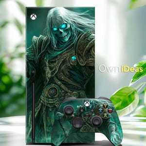 Puede incluir: Una piel para consola Xbox Series X y mando, de color verde y negro, que representa a un guerrero esquelético con ojos azules brillantes. La piel tiene un tema oscuro y de fantasía, y el texto "OwnIdeas" es visible en el fondo.