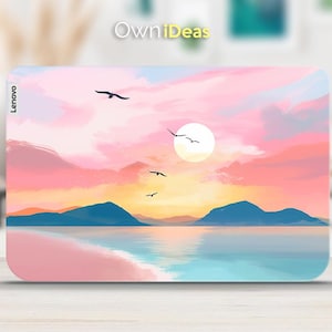 Op de afbeelding: Een Lenovo laptop skin met een zonsondergang boven de oceaan. Het ontwerp toont een heldere zon, vogels in vlucht en een kleurenpalet van roze, oranje en blauw. De tekst "Own iDeas" is zichtbaar.