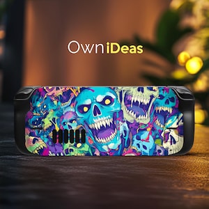 Könnte beinhalten: Eine bunte Totenkopf-Design-Haut für einen Gaming-Konsolen-Controller. Die Haut zeigt eine Vielzahl von Totenköpfen in verschiedenen Farben, darunter Blau, Grün, Lila und Pink. Die Totenköpfe sind in einem zufälligen Muster angeordnet und haben einen lebendigen, psychedelischen Look.