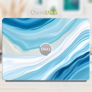 Op de afbeelding: Een blauwe en witte laptop-skin met een swirlend marmerpatroon. Het Dell-logo is zichtbaar op de skin.