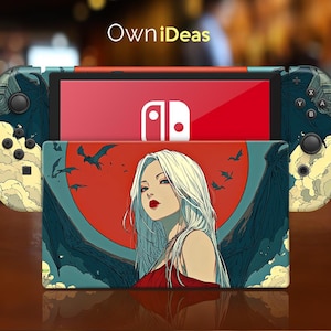 Puede incluir: Una consola Nintendo Switch personalizada con un diseño único. Los Joy-Cons y la consola presentan un patrón de nubes azul oscuro y amarillo. La cubierta de la pantalla muestra a una mujer con cabello blanco y labios rojos sobre un fondo rojo. El texto "Own iDeas" es visible.