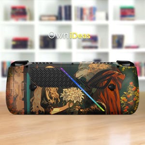 Può includere: Una skin per console di gioco personalizzata con un'illustrazione di un personaggio simile a un lupo con un mantello rosso e una persona con fiori. La skin ha uno sfondo scuro con accenti colorati e il testo "OwniIdeas".