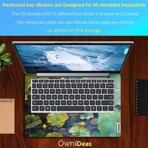 Puede incluir: Un ordenador port&aacute;til con una pegatina de teclado con una pintura de acuarela de nen&uacute;fares verdes y flores amarillas. El texto "Own iDeas" est&aacute; impreso debajo del port&aacute;til. La pegatina de teclado est&aacute; dise&ntilde;ada para teclados est&aacute;ndar estadounidenses.