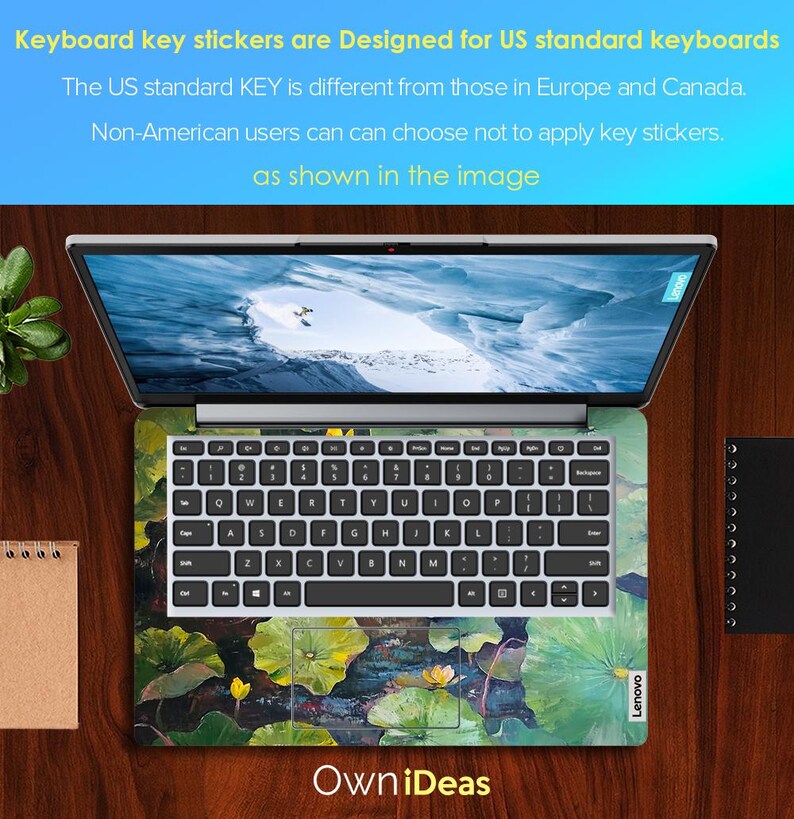 Puede incluir: Un ordenador port&aacute;til con una pegatina de teclado con una pintura de acuarela de nen&uacute;fares verdes y flores amarillas. El texto "Own iDeas" est&aacute; impreso debajo del port&aacute;til. La pegatina de teclado est&aacute; dise&ntilde;ada para teclados est&aacute;ndar estadounidenses.