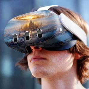 Puede incluir: Un casco de realidad virtual con un diseño futurista. La visera muestra un paisaje urbano con una brillante fuente de luz dorada. El casco es blanco y negro con tres lentes ovaladas y una correa blanca.