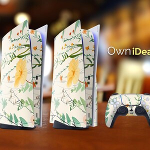 Puede incluir: Dos consolas PlayStation 5 blancas con diseños florales y un mando blanco a juego. Las consolas tienen un fondo blanco con hojas verdes y flores amarillas. El mando tiene el mismo diseño floral.