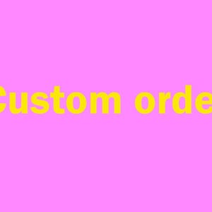 Puede incluir: Un fondo rosa brillante con el texto amarillo "Custom order". El texto está centrado y en negrita, con una fuente sans-serif. La imagen es simple y directa, transmitiendo un mensaje claro.
