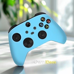 Può includere: Un controller Xbox blu chiaro con pulsanti neri e un pad direzionale nero. Il controller ha un logo Xbox nero sul davanti.