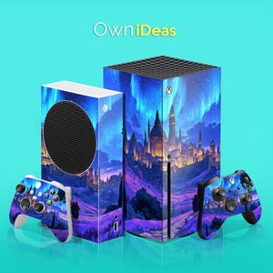 Puede incluir: Consolas Xbox Series X y S y mandos con un diseño de paisaje de fantasía. Las consolas y los mandos presentan un diseño vibrante con un castillo, auroras boreales y un cielo estrellado. El texto "OwniDeas" está en la esquina superior izquierda.