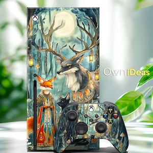 Puede incluir: Una piel para consola Xbox Series X azul, verde y marrón con un ciervo, un zorro y un gato negro en un entorno de bosque. La piel también incluye una piel de mando a juego con el mismo diseño.