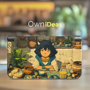 Puede incluir: Una funda para dispositivo electrónico negra y gris con una ilustración de estilo anime de un personaje con orejas de gato sentado a una mesa. La escena incluye comida, plantas y el texto "OwniIdeas".