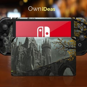 Puede incluir: Una piel para consola Nintendo Switch negra y gris con un diseño de castillo gótico y puente. La piel presenta un castillo gris oscuro con una torre alta y un puente que conduce a él. El fondo es un cielo gris oscuro con algunos árboles.