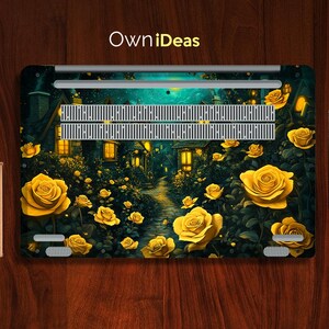 Puede incluir: Una piel para port&aacute;til con fondo verde oscuro y un camino que conduce a trav&eacute;s de un bosque con flores amarillas. El texto "OwnIdeas" est&aacute; en la parte superior de la imagen.