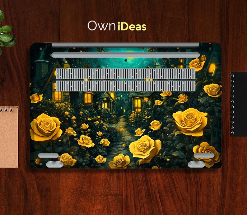 Puede incluir: Una piel para port&aacute;til con fondo verde oscuro y un camino que conduce a trav&eacute;s de un bosque con flores amarillas. El texto "OwnIdeas" est&aacute; en la parte superior de la imagen.