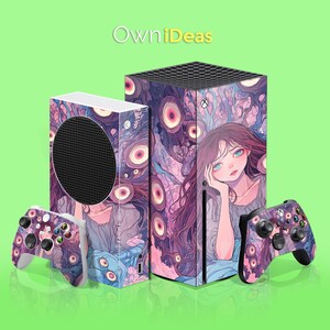 Op de afbeelding: Twee Xbox Series X console skins met een kleurrijk anime-geïnspireerd ontwerp met een meisje met lang paars haar en ogen. Het ontwerp bevat een herhalend patroon van ogen en swirls. De tekst "OwnIdeas" is bovenaan de afbeelding gedrukt.