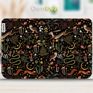 Peut inclure: Une coque d'ordinateur portable Lenovo noire avec un motif forestier fantaisiste. Le motif comprend des illustrations de hiboux, de lièvres, d'écureuils, de serpents, de champignons et de croissants de lune. Le design est orné d'étoiles dorées et d'éléments botaniques.