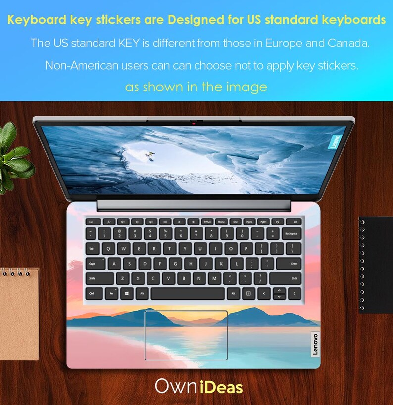 Op de afbeelding: Laptop met een toetsenbord skin met een landschapsontwerp met bergen, water en een zonsondergang. Het toetsenbord heeft zwarte toetsen en witte letters. De tekst op het scherm zegt "Keyboard key stickers are Designed for US standard keyboards".