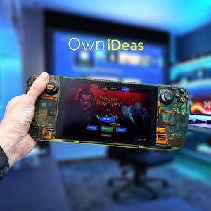 Puede incluir: Un dispositivo de juego portátil con un diseño de camuflaje verde y negro. La pantalla muestra un videojuego llamado "Vampire Survivors" con un fondo rojo y un personaje en primer plano. El dispositivo tiene botones y una palanca de mando.