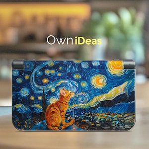 Puede incluir: Una piel para consola Nintendo DS con un cielo estrellado nocturno con un gato en primer plano. El diseño está inspirado en la famosa pintura de Vincent van Gogh, "La noche estrellada".