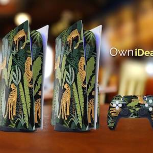Op de afbeelding: Een set van twee zwarte en groene console covers met een jungle print met luipaarden en bladeren. Een bijpassende zwarte en groene jungle print controller is ook inbegrepen. De tekst "OwnIdeas" is zichtbaar in de afbeelding.